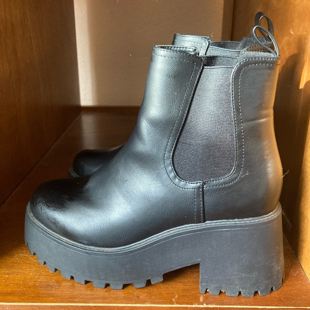 Black Chunky Boots 🖤
